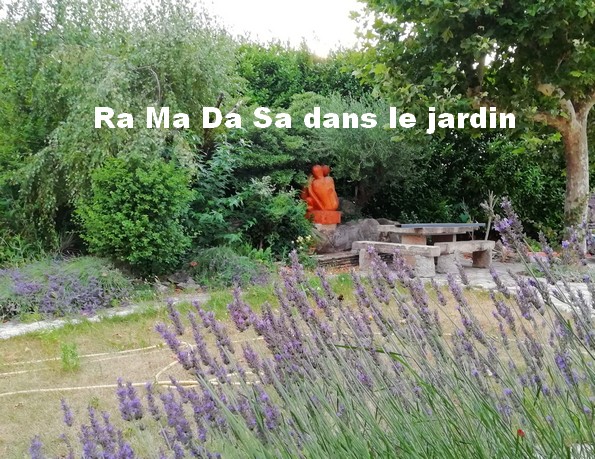 Marche méditative Ra Ma Da Sa dans le jardin